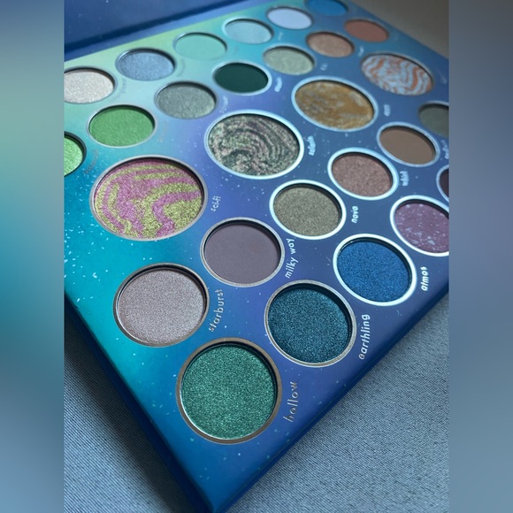 Kara Beauty | Stellar Starburst Eyeshadow Palette - Picture 8 of 10